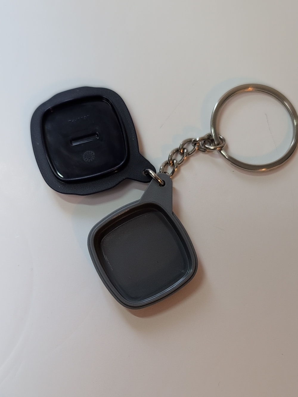 Tupperware®️ Micro Pro Grill Keychain - Picture 3 of 4